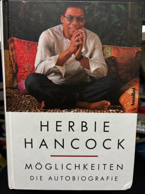 Möglichkeiten : die Autobiografie. Herbie Hancock ist eine Ikone des Jazz. Er wird in einem Atemzug mit Miles Davis, John Coltrane und Charlie Parker genannt. Im Alter von 78 Jahren reizen den Pianisten und begnadeten Komponisten immer noch neue Herausforderungen, ungewöhnliche Kooperationen und unerforschte Terrains. Während viele Jazz-Musiker in der Vergangenheit lediglich etablierte Klangmuster neu ausgestalteten, stellte Hancock das gesamte Genre in Frage und transzendierte somit fest abgesteckte Grenzen. Als Hancock 1952 im zarten Alter von nur elf Jahren mit dem Chicago Symphony Orchestra ein Klavierkonzert von Mozart aufführte, hätte niemand ahnen können, was für eine Traumkarriere noch vor ihm lag. Von den ersten Erfolgen bestärkt, begeisterte er sich schnell für die damals modernen Musikstile und den Jazz. Das auf dem legendären Label Blue Note veröffentlichte Debüt Takin' Off (1962) enthielt den ersten Hit Watermelon Man, und in der Folge schrieb Hancock mit seinen Soloalben