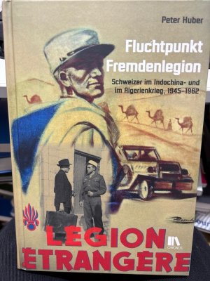 gebrauchtes Buch – Peter Huber – Fluchtpunkt Fremdenlegion : Schweizer im Indochina- und im Algerienkrieg, 1945-1962. Rund 2200 junge Schweizer Männer traten in den Jahren nach dem Zweiten Weltkrieg trotz Verbot in die Fremdenlegion ein, um für die Kolonialmacht Frankreich fern von Europa in den Krieg zu ziehen. Was sie dazu bewogen hat, wie ihr Legionsalltag und wie das Leben nach der Heimkehr aus Fremden Diensten aussah, wird in diesem Buch eingehend thematisiert.  Wer in die Welt dieser modernen Söldner eintaucht, stösst unweigerlich auf Armut und Unrecht in der Schweizer Nachkriegsgesellschaft: auf Männer aus grösstenteils niedrigen sozialen Schichten, aus zerrütteten Familien, mit geringer Ausbildung, dafür mit viel Erfahrung in Anstalten oder als Verdingkind, mit einem aus «Armutsdelikten» bestehenden Vorstrafenregister oder auch mit Beziehungsproblemen. All dies erschwerte ein Vorwärtskommen in der Schweiz und bewog diese Männer zur Flucht in die Legion. Im rigiden militärischen Verband zu folgsamen Legionären