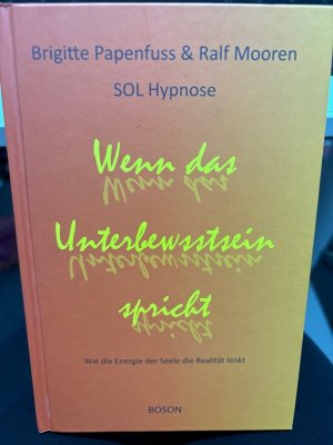 gebrauchtes Buch – Papenfuss, Brigitte und Ralf Mooren – Wenn das Unterbewusstsein spricht : wie die Energie der Seele die Realität lenkt ; ein Sachbuch zur Veränderung der Realität als Roman nach einer wahren Begebenheit. Ist das, was wir sehen, fühlen und anfassen können, alles, was unsere Realität ausmacht? Oder gibt es vielleicht eine viel größere, allumfassende Realität, deren Teil wir sind? Im erweiterten Bewusstseinszustand einer tiefen, hypnotischen Trance erlebt Manfred Schneider den direkten Kontakt zu seinem Unterbewusstsein. Hier eröffnen sich ihm die Dimensionen seiner unendlichen Seele, Dimensionen, die er bewusst nie für möglich gehalten hätte. Er fühlt, dass er als individuelle Seele vollständig angenommen, vollständig geliebt und mit allem verbunden ist. Er weiß, dass sein Unterbewusstsein aus dieser Verbindung heraus die Realität des Lebens lenkt und dass es diese jederzeit ändern kann. Fasziniert und tief bewegt von dem, was er während der Hypnose erlebt hat und fasziniert davon, dass sich seine zuvor erdrückenden Probleme