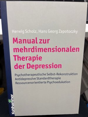 Manual zur mehrdimensionalen Therapie der Depression : psychotherapeutische Selbst-Rekonstruktion, antidepressive Standardtherapie, ressourcenorientierte Psychoedukation. Dieses Manual bietet eine innovative Erweiterung der medikamentösen Standardtherapie durch eine ressourcenorientierte Psychotherapie mit spezieller Einbeziehung des familiären und sozialen Umfelds. Die Basis bildet eine aktualisierte Sicht der Entwicklung depressiver Erkrankungen als Konsequenz selbstentwertender Reaktionskreisläufe. Zur verbesserten Diagnostik dieser oft als Schutz angesehenen Muster wird ein eigenes problemzentriertes Inventar vorgestellt, das auch hilfreiche Ressourcen zur therapeutischen Veränderung ermittelt. Die therapeutischen Strategien werden durch Fallvignetten veranschaulicht, ein Stufenplan sowie ein analoges Gruppenkonzept runden das Werk ab.