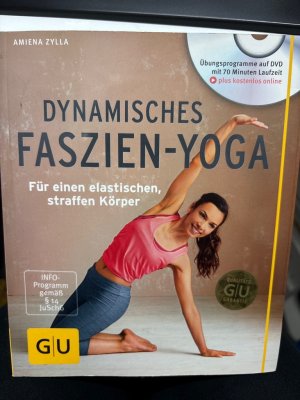 gebrauchtes Buch – Amiena Zylla – Dynamisches Faszien-Yoga : für einen elastischen, straffen Körper. Beweglich und schmerzfrei mit dynamischem Faszien-Yoga    Faszien sind in aller Munde, denn man weiß mittlerweile, dass diese bindegewebigen Umhüllungen unserer Muskeln und Organe für unser Wohlbefinden sehr wichtig sind. Auch beim klassischen Yoga werden die Faszien durch Dehnungen stimuliert und befeuchtet. Bei dem von Amiena Zylla entwickelten dynamischen Faszien-Yoga wird dies dadurch verstärkt, dass wir angeregt werden, in den klassischen Positionen mit verschiedenen Winkeln zu spielen. Da drehen sich Hund und Katze in allen Richtungen und machen auch mal kleine Sprünge und Federbewegungen. Auch Gewichtsbälle und Faszienrollen werden eingesetzt, um verfilzte Faszien wieder in Schwung zu bringen. Das hilft sehr gut bei Rücken- und Nackenschmerzen, die oft von einem schlecht versorgten Fasziengewebe geschuldet sind. Und was das Ganze noch attraktiver macht: Faszien-Yoga verjüngt, indem es das Gewebe strafft und unsch