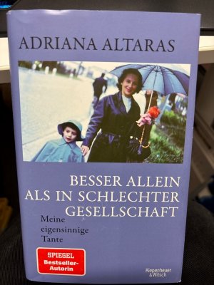 gebrauchtes Buch – Adriana Altaras – Besser allein als in schlechter Gesellschaft : meine eigensinnige Tante. Adriana Altaras erzählt von ihrer Tante, der schönen Teta Jele. Von einer Frau, die 101 Jahre alt wurde, die spanische Grippe, das KZ und ihre norditalienische Schwiegermutter überlebte. Von einer so liebevollen wie eigensinnigen Beziehung. Und davon, wie man lernt, das Leben anzunehmen.