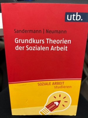 Grundkurs Theorien der Sozialen Arbeit. Soziale Arbeit studieren Diese kritischsystematische Einführung gibt Studierenden einen Überblick zum Themenfeld Theorien der Sozialen Arbeit. Die Autoren ermuntern zu einer differenzierten und analytischen Auseinandersetzung mit dem aktuellen Theoriediskurs, bei dem neben dem Aussagegehalt der Theorien der Sozialen Arbeit vor allem ihre Plausibilisierungsstrategien sowie deren Grenzen im Mittelpunkt stehen.