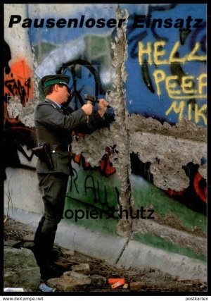 gebrauchtes Buch – ÄLTERE POSTKARTE BERLIN BERLINER MAUER PAUSENLOSER EINSATZ HUMOR GRENZER SOLDAT LE MUR THE WALL Ansichtskarte  postcard