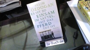 gebrauchtes Buch – Selim Özdogan – Es ist so einsam im Sattel, seit das Pferd tot ist: Roman