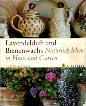 gebrauchtes Buch – Strutt, Christina und Lucinda Symons – Lavendelduft und Bienenwachs : natürlich leben in Haus und Garten. Aus dem Engl. von Annerose Sieck