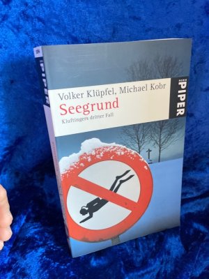 gebrauchtes Buch – Klüpfel, Volker und Michael Kobr – Seegrund (Kluftinger-Krimis 3): Kluftingers dritter Fall | Kluftinger ermittelt