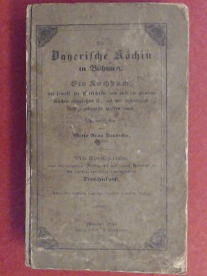 antiquarisches Buch – Neudecker, Maria Anna – Die bayerische [bayrische] Köchin in Böhmen. Ein Kochbuch, das sowohl für Herrschafts- als auch für gemeine Küchen eingerichtet ist, und mir besonderem Nutzen gebraucht werden kann. Herausgegeben von Maria Anna Neudecker. Mit Speise-Zetteln, einer lithographierten Auftrag-Tafel und einem Unterricht in der neusten einfachsten und faßlichsten Tranchirkunst [Tranchierkunst].