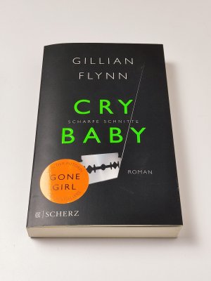 gebrauchtes Buch – Gillian Flynn – Cry Baby - Scharfe Schnitte: Roman Roman