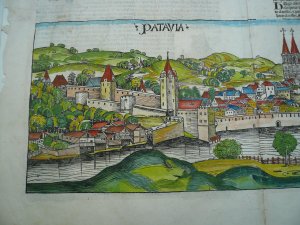 antiquarisches Buch – Schedel Hartmann – Passau, anno 1493, Hartmann Schedel, Holzschnitt, altkoloriert Woodcut, edited anno 1493 in Harmann Schedel, Nuremberg Chroncikle, latin edition, size: 40 x 57 and 20 x 52 cm., good condition. Angeboten wird ein originaler Holzschnitt aus Hartmann Schedels berühmten Weltchronik, dem grössten Buchunternehmen der Dürerzeit. Hartmann Schedels berühmte Weltchronik von 1493, deren Inhalt biblische Themen mit Geschichtsschreibung seit der klassischen Antike bis zum Zeitgeschehen des Autors vereint, war ein Buchunternehmen der Superlative: Mit ihren über 1800 Holzschnitten ist sie das bilderreichste Werk aus der Frühzeit des Buchdrucks. Die an ihr beteiligten Persönlichkeiten repräsentieren frühhumanistisches Geistesleben in Nürnberg, der Metropole nördlich der Alpen: der Autor und Arzt Hartmann Schedel, der Maler Michael Wolgemut, der Mäzen Sebald Schreyer, der Dichter Conrad Celtis und der Drucker Anton Koberger. Ihre Entstehungsgeschichte kann dank vieler erhaltener Dokumente heute nachvollzogen werden, denn juristische Unterlagen, einige Vorzeichnungen und die vollständigen Layout-Bände, sowohl für die lateinische wie auch für die deutsche Ausgabe, sind erhalten geblieben. Der Holzschnitt von Passau vermittelt uns die älteste erhaltene gedruckte Ansicht der Stadt  Gedruckt auf dem vollen Doppelblatt, Blattmass: 40 x 57 cm, Bild: 20x52 cm.. Alt auf Trägerkarton montiert.