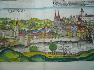 antiquarisches Buch – Schedel Hartmann – Passau, anno 1493, Hartmann Schedel, Holzschnitt, altkoloriert Woodcut, edited anno 1493 in Harmann Schedel, Nuremberg Chroncikle, latin edition, size: 40 x 57 and 20 x 52 cm., good condition. Angeboten wird ein originaler Holzschnitt aus Hartmann Schedels berühmten Weltchronik, dem grössten Buchunternehmen der Dürerzeit. Hartmann Schedels berühmte Weltchronik von 1493, deren Inhalt biblische Themen mit Geschichtsschreibung seit der klassischen Antike bis zum Zeitgeschehen des Autors vereint, war ein Buchunternehmen der Superlative: Mit ihren über 1800 Holzschnitten ist sie das bilderreichste Werk aus der Frühzeit des Buchdrucks. Die an ihr beteiligten Persönlichkeiten repräsentieren frühhumanistisches Geistesleben in Nürnberg, der Metropole nördlich der Alpen: der Autor und Arzt Hartmann Schedel, der Maler Michael Wolgemut, der Mäzen Sebald Schreyer, der Dichter Conrad Celtis und der Drucker Anton Koberger. Ihre Entstehungsgeschichte kann dank vieler erhaltener Dokumente heute nachvollzogen werden, denn juristische Unterlagen, einige Vorzeichnungen und die vollständigen Layout-Bände, sowohl für die lateinische wie auch für die deutsche Ausgabe, sind erhalten geblieben. Der Holzschnitt von Passau vermittelt uns die älteste erhaltene gedruckte Ansicht der Stadt  Gedruckt auf dem vollen Doppelblatt, Blattmass: 40 x 57 cm, Bild: 20x52 cm.. Alt auf Trägerkarton montiert.