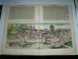 antiquarisches Buch – Schedel Hartmann – Konstanz/Bodensee, anno 1493, Hartmann Schedel, Holzschnitt Woodcut, edited anno 1493 in Harmann Schedel, Nuremberg Chroncikle, latin edition, size: 45 x 65 and 20 x 52 cm., good condition, little waterstained, some small restored holes in the centerfold. Angeboten wird ein originaler Holzschnitt aus Hartmann Schedels berühmten Weltchronik, dem grössten Buchunternehmen der Dürerzeit. Hartmann Schedels berühmte Weltchronik von 1493, deren Inhalt biblische Themen mit Geschichtsschreibung seit der klassischen Antike bis zum Zeitgeschehen des Autors vereint, war ein Buchunternehmen der Superlative: Mit ihren über 1800 Holzschnitten ist sie das bilderreichste Werk aus der Frühzeit des Buchdrucks. Die an ihr beteiligten Persönlichkeiten repräsentieren frühhumanistisches Geistesleben in Nürnberg, der Metropole nördlich der Alpen: der Autor und Arzt Hartmann Schedel, der Maler Michael Wolgemut, der Mäzen Sebald Schreyer, der Dichter Conrad Celtis und der Drucker Anton Koberger. Ihre Entstehungsgeschichte kann dank vieler erhaltener Dokumente heute nachvollzogen werden, denn juristische Unterlagen, einige Vorzeichnungen und die vollständigen Layout-Bände, sowohl für die lateinische wie auch für die deutsche Ausgabe, sind erhalten geblieben. Der Holzschnitt von Konstanz vermittelt uns die älteste erhaltene Ansicht von Konstanz, die nach der Natur aufgenommen sein muss.   Gedruckt auf dem vollen Doppelblatt, Blattmass: 45 x 65cm, Bild: 20x52 cm..