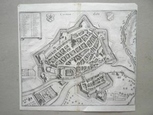 Kassel, anno 1655, Kupferstich, Merian Matthäus, Vogelschauansicht "Cassellae - Cassel" Kupferstich nach Matthäus Merian, Frankfurt a.M.; um 1655 Blattgröße […]