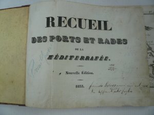 antiquarisches Buch – Roux – Recueil des Ports et Rades de la Mediterranee. Neouvelle edition, 1833; Roux-Allezard. Engraved title page and 170 engaved maps (some lightly spotted). With 2 letterpress pp. of index at the end. Contemprary calf. Pocket-size atlas of the principal harbour installations and bays of the Mediterranean, many of which at the time were still in Ottoman possession. They include numerous ports on the Barbary Coast (Tanger, Oran, Algiers, Tunis, Monastir, Sfax, Tripoli, Bengasi, Essaouira), the Greek islands, and the Eastern coast of the Mediterranean (Beirut, Tyre). - Binding slightly rubbed; spotted, some annotations. Complete work, still in good condition.