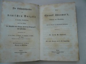 Pertz Grimm und Lachmann et al. (Hrsg.): Die Geschichtschreiber der deutschen Vorzeit. XI. Jahrhundert. Bild nicht verfügbar Die Geschichtschreiber der […]