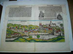 antiquarisches Buch – Schedel Hartmann – Passau, anno 1493, Hartmann Schedel, Holzschnitt, altkoloriert Woodcut, edited anno 1493 in Harmann Schedel, Nuremberg Chroncikle, latin edition, size: 40 x 57 and 20 x 52 cm., good condition. Angeboten wird ein originaler Holzschnitt aus Hartmann Schedels berühmten Weltchronik, dem grössten Buchunternehmen der Dürerzeit. Hartmann Schedels berühmte Weltchronik von 1493, deren Inhalt biblische Themen mit Geschichtsschreibung seit der klassischen Antike bis zum Zeitgeschehen des Autors vereint, war ein Buchunternehmen der Superlative: Mit ihren über 1800 Holzschnitten ist sie das bilderreichste Werk aus der Frühzeit des Buchdrucks. Die an ihr beteiligten Persönlichkeiten repräsentieren frühhumanistisches Geistesleben in Nürnberg, der Metropole nördlich der Alpen: der Autor und Arzt Hartmann Schedel, der Maler Michael Wolgemut, der Mäzen Sebald Schreyer, der Dichter Conrad Celtis und der Drucker Anton Koberger. Ihre Entstehungsgeschichte kann dank vieler erhaltener Dokumente heute nachvollzogen werden, denn juristische Unterlagen, einige Vorzeichnungen und die vollständigen Layout-Bände, sowohl für die lateinische wie auch für die deutsche Ausgabe, sind erhalten geblieben. Der Holzschnitt von Passau vermittelt uns die älteste erhaltene gedruckte Ansicht der Stadt  Gedruckt auf dem vollen Doppelblatt, Blattmass: 40 x 57 cm, Bild: 20x52 cm.. Alt auf Trägerkarton montiert.