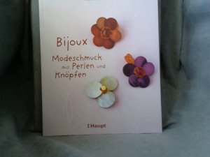 gebrauchtes Buch – Delhaye, Nathalie (Mitwirkender) – Bijoux : Modeschmuck aus Perlen und Knöpfen. Nathalie Delhaye. Fotogr. von Akiko Ida. [Aus dem Franz. übers. von Birgit Irgang]