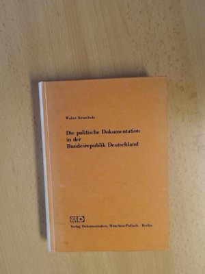 gebrauchtes Buch – Walter Krumholz – Die politische Dokumentation in der Bundesrepublik Deutschland.