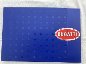 gebrauchtes Buch – Hrsg. Bugatti - – Bugatti Prospekt mit CD - zahlreiche Fotos - Prospekt