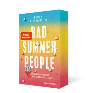 gebrauchtes Buch – Rosenblum, Emma und Carolin Müller – Bad Summer People: Ihr Leben ist perfekt, ihre Lügen sind es auch. - Roman. Ein Roman wie der heißeste neue Sommercocktail – frisch, sexy, unwiderstehlich - Mit Farbschnitt in limitierter Auflage Ihr Leben ist perfekt, ihre Lügen sind es auch. - Roman. Ein Roman wie der heißeste neue Sommercocktail – frisch, sexy, unwiderstehlich - Mit Farbschnitt in limitierter Auflage