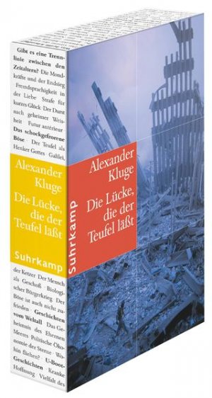 gebrauchtes Buch – Alexander Kluge – Die Lücke, die der Teufel läßt : im Umfeld des neuen Jahrhunderts / Alexander Kluge Im Umfeld des neuen Jahrhunderts