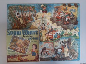 Walt Disney's Snow White. Souvenir Jig-Saw. Full Colours. Over 400 pieces. Fully intermocking. Making a complete picture 19" x 15"