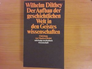 gebrauchtes Buch – Wilhelm Dilthey – Der Aufbau der geschichtlichen Welt in den Geisteswissenschaften. Suhrkamp-Taschenbuch Wissenschaft ; 354 Einl. von Manfred Riedel