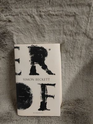 gebrauchtes Buch – Beckett, Simon und Juliane Pahnke – Der Hof : Thriller. Simon Beckett. Aus dem Engl. von Juliane Pahnke