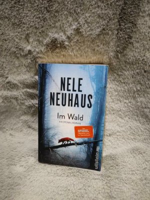 gebrauchtes Buch – Nele Neuhaus – Im Wald: Kriminalroman (Ein Bodenstein-Kirchhoff-Krimi)