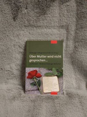 gebrauchtes Buch – Über Mutter wird nicht gesprochen ... : "Euthanasie"-Morde an Freiburger Menschen. Freiburger Hilfsgemeinschaft e.V. / Teil von: Anne-Frank-Shoah-Bibliothek