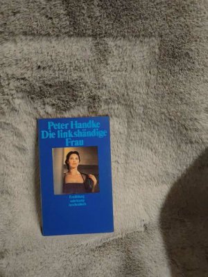 gebrauchtes Buch – Peter Handke – Die linkshändige Frau : Erzählung. Suhrkamp-Taschenbuch ; 560