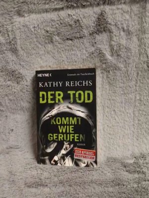 gebrauchtes Buch – Reichs, Kathy und Klaus Berr – Der Tod kommt wie gerufen : Roman. Kathy Reichs. Aus dem Engl. von Klaus Berr