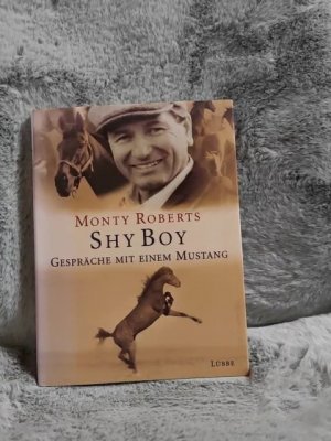 gebrauchtes Buch – Roberts, Monty (Mitwirkender) – Shy Boy : Gespräche mit einem Mustang. Monty Roberts. Mit Farbfotos von Christopher Dydyk. Aus dem Amerikan. von Ingrid Laufenberg. [Red. Bearb.: Tina und Frank Joyeux]