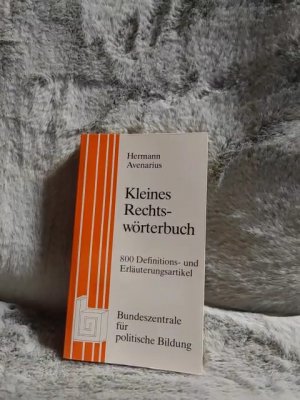 gebrauchtes Buch – Hermann Avenarius – Kleines Rechtswörterbuch : 800 Definitions- u. Erläuterungsartikel mit zahlr. Verweisstichwörtern ; ausführl. Reg.