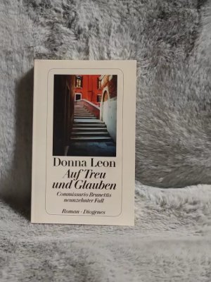 gebrauchtes Buch – Leon, Donna Schmitz und Werner – Auf Treu und Glauben : Commissario Brunettis neunzehnter Fall ; Roman. Donna Leon. Aus dem Amerikan. von Werner Schmitz / Diogenes-Taschenbuch ; 24204