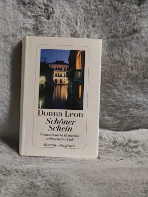 gebrauchtes Buch – Leon, Donna Schmitz und Werner – Schöner Schein : Commissario Brunettis achtzehnter Fall ; Roman. Donna Leon. Aus dem Amerikan. von Werner Schmitz