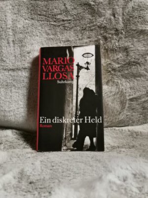 gebrauchtes Buch – Vargas Llosa – Ein diskreter Held : Roman. Mario Vargas Llosa. Aus dem Span. von Thomas Brovot