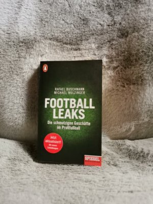 gebrauchtes Buch – Buschmann, Rafael und Michael Wulzinger – Football Leaks : die schmutzigen Geschäfte im Profifußball. Rafael Buschmann und Michael Wulzinger