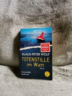 gebrauchtes Buch – Klaus-Peter Wolf – Sommerfeld taucht auf. Wolf, Klaus-Peter: Totenstille im Watt; Fischer ; 29764