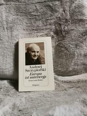 gebrauchtes Buch – Andrzej Szczypiorski – Europa ist unterwegs : Essays und Reden. Aus dem Poln. von Klaus Staemmler