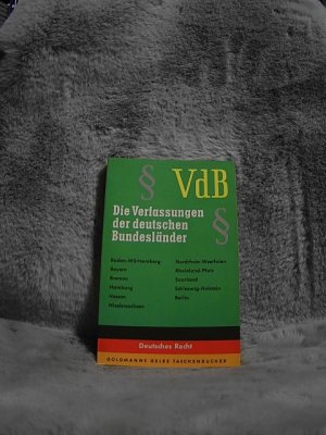 antiquarisches Buch – Kakies, Dieter  – Die Verfassungen der deutschen Bundesländer. Hrsg. u. mit ausführl. Schlagwortreg. von Dieter Kakies. Eingel. von Otto Bezold / Goldmanns gelbe Taschenbücher ; Bd. 1746/1747