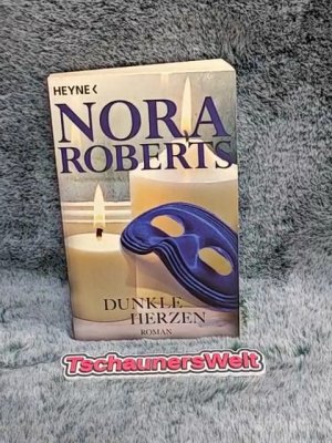 gebrauchtes Buch – Nora Roberts – Dunkle Herzen : Roman.