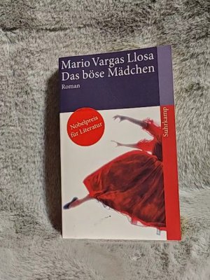 gebrauchtes Buch – Vargas Llosa – Das böse Mädchen : Roman. Aus dem Span. von Elke Wehr / Suhrkamp Taschenbuch ; 3932