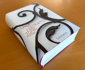 Bildtext: Der Turm: Geschichte aus einem versunkenen Land. Roman von Uwe Tellkamp