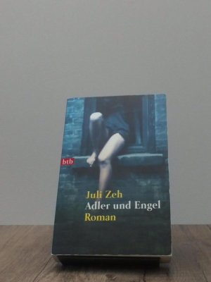 gebrauchtes Buch – Juli Zeh – Adler und Engel, Roman