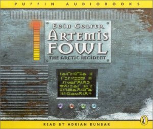 ISBN 9780141803876: Artemis Fowl, The Arctic Incident, 3 Audio-CDs.Artemis Fowl, Die Verschwörung, 3 Audio-CDs, englische Version: Gek. Fassung. 225 Min.