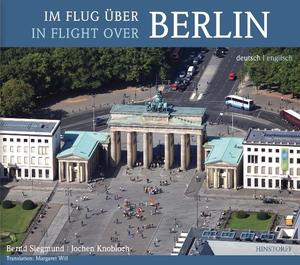 ISBN 9783356012729: Im Flug über Berlin - Deutsch-Englisch