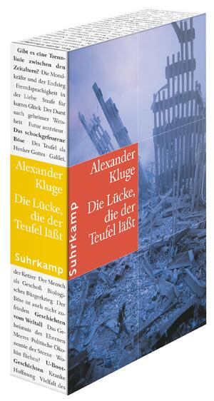 ISBN 9783518414880: Die Lücke, die der Teufel läßt : im Umfeld des neuen Jahrhunderts. - "Signiertes Exemplar" von Alexander Kluge mit Datum 5.11.03