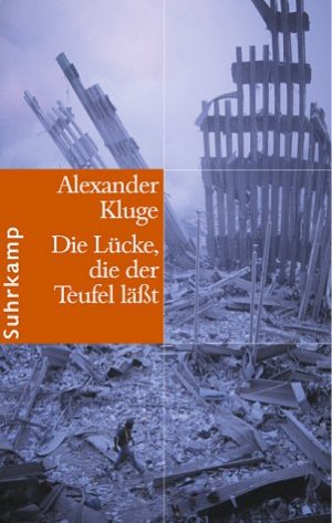 gebrauchtes Buch – Alexander Kluge – Die Lücke, die der Teufel läßt. Im Umfeld des neuen Jahrhunderts. Gebunden im Pappschuber