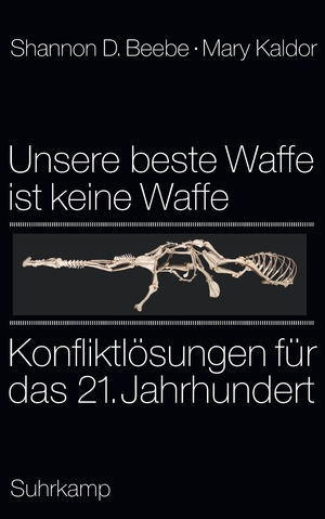 ISBN 9783518423363: Unsere beste Waffe ist keine Waffe : Konfliktlösungen für das 21. Jahrhundert. Shannon D. Beebe ; Mary Kaldor. Aus dem Amerikan. von Michael Müller